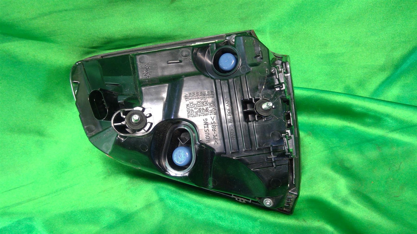 15-18 Cayenne Inner Right Tail Lamp Assembly 95863106620