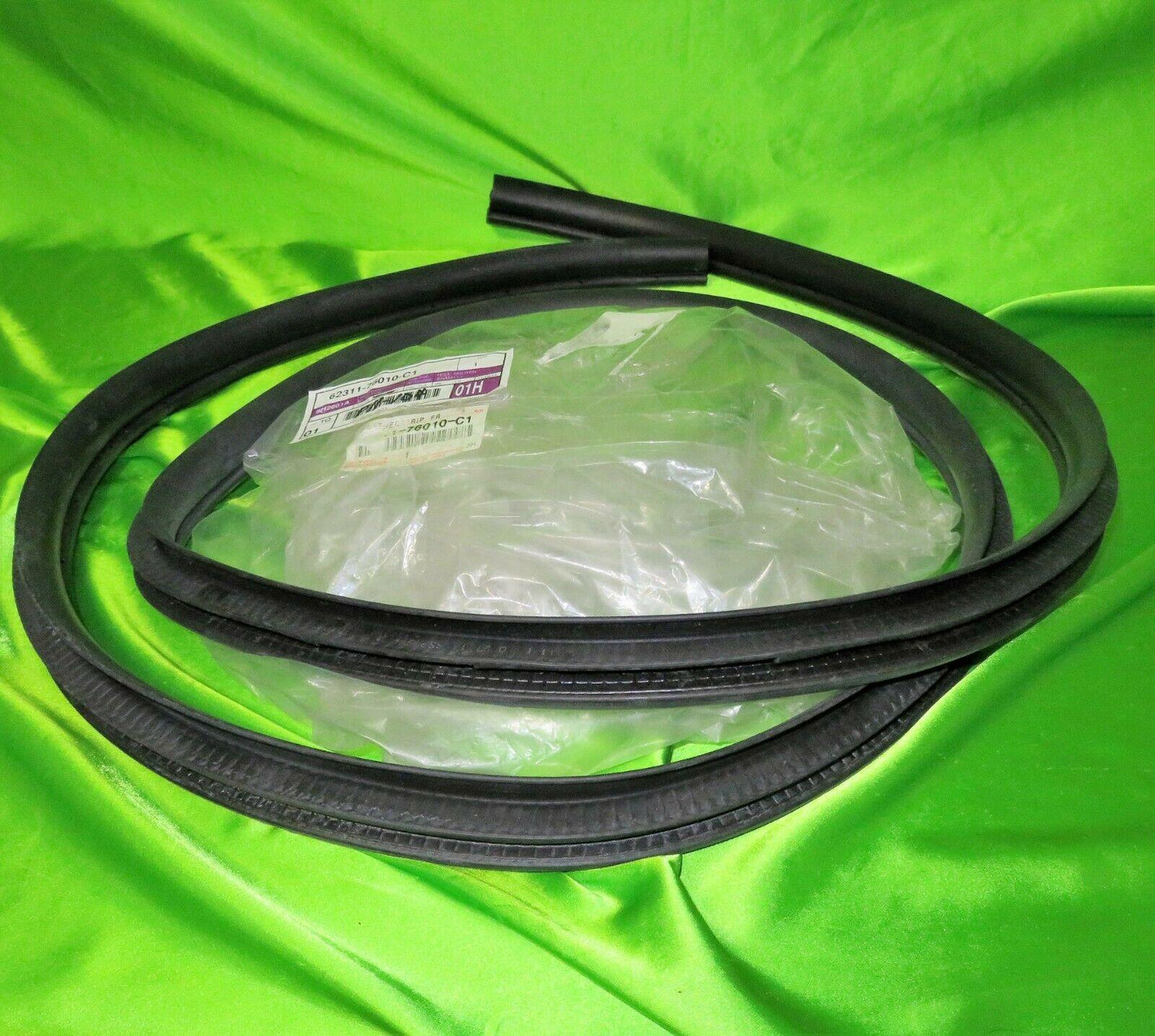 11-17 CT200h Right Front Door Weather Strip 6231176011