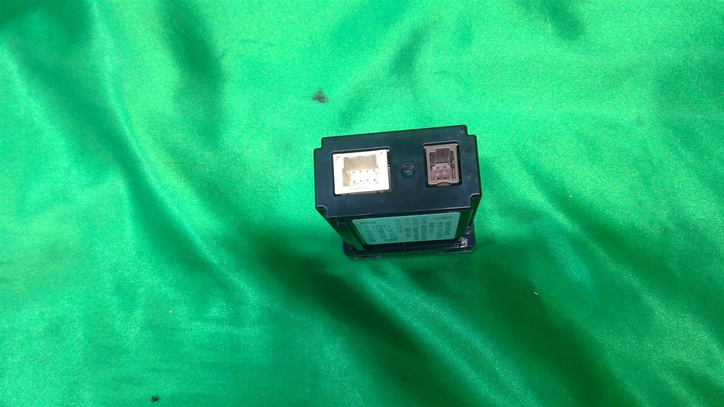 20-24 IS RC GX RX NX Stereo Adaptor 8619024030