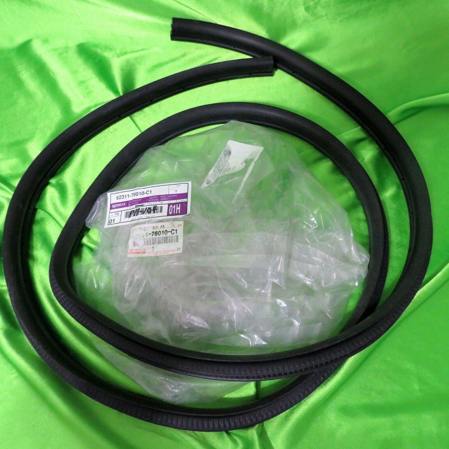 11-17 CT200h Right Front Door Weather Strip 6231176011