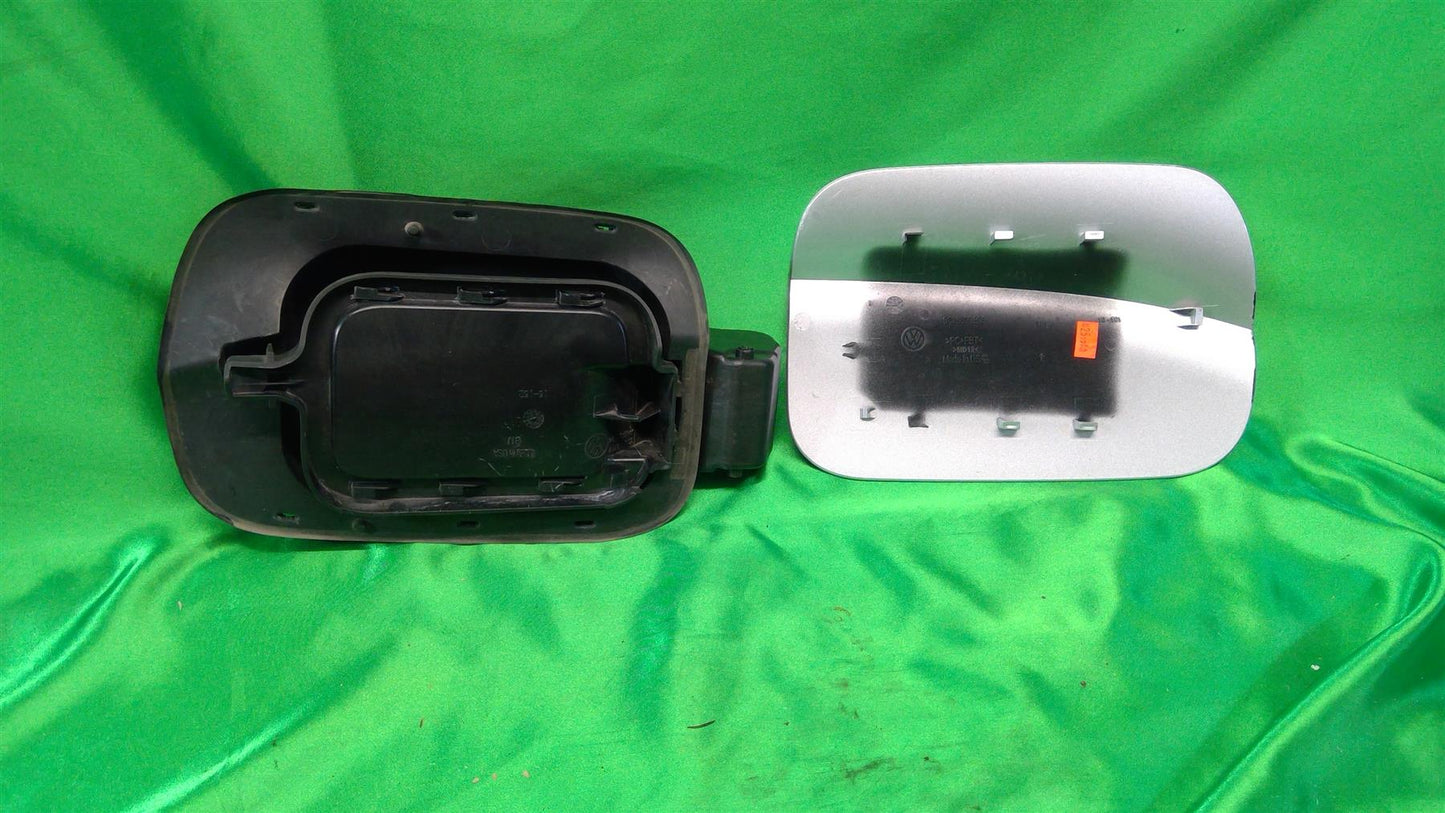 18-22 Atlas Fuel Door 3CN809857GRU