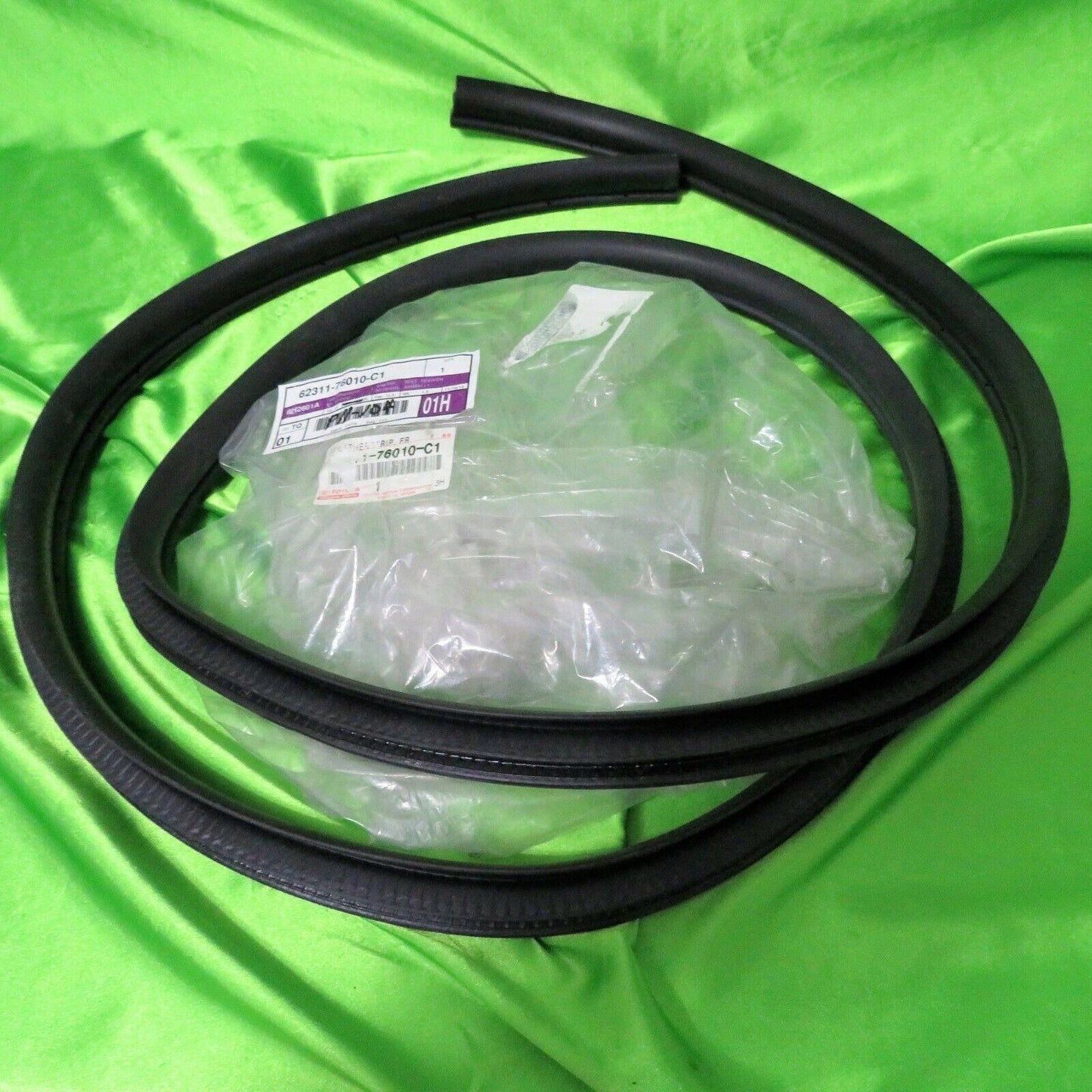 11-17 CT200h Right Front Door Weather Strip 6231176011