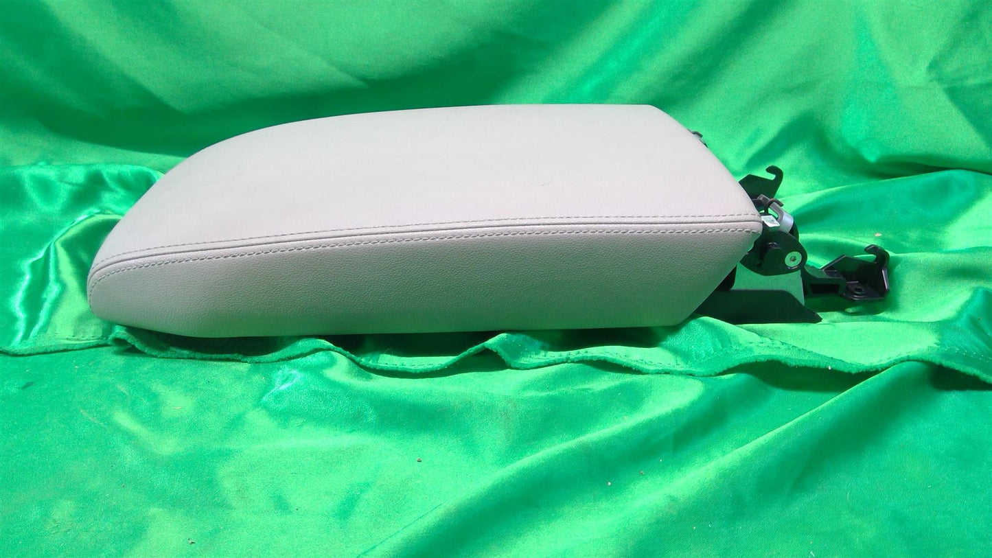 18-20 Atlas Console Armrest 3CN864207CZAI