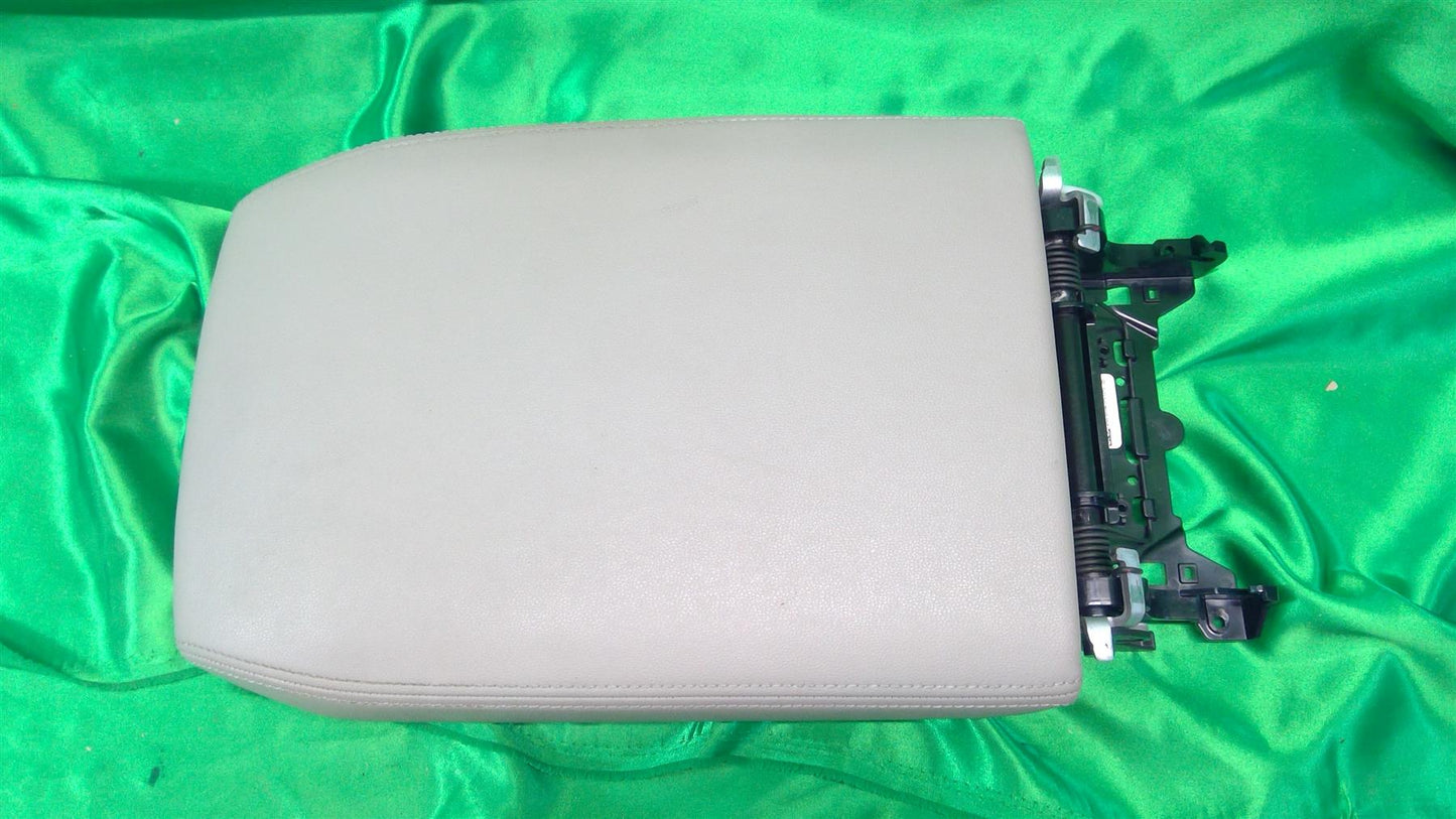 18-20 Atlas Console Armrest 3CN864207CZAI