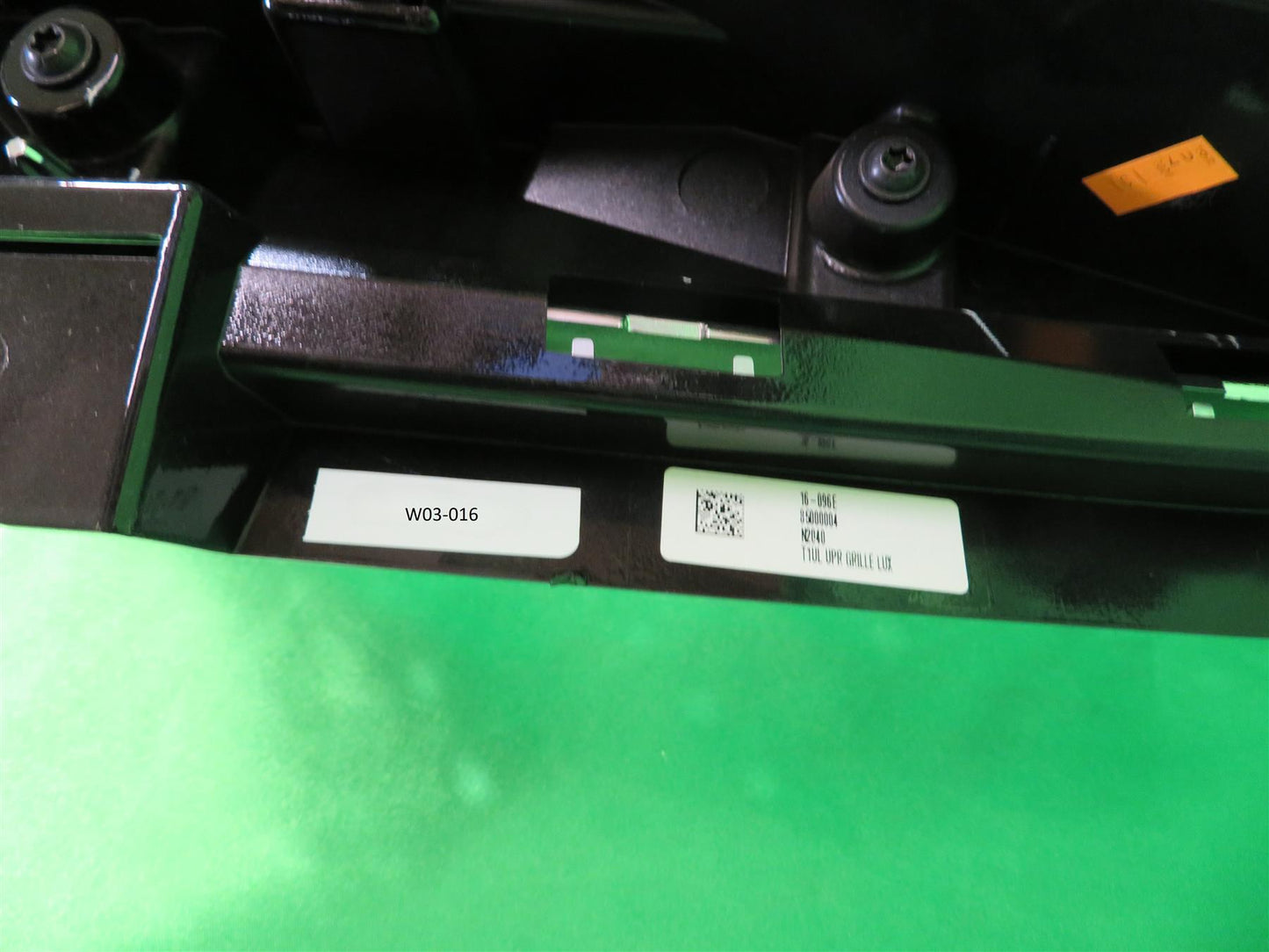 21-22 Escalade Luxury Sport Platinum Blacked-Out Grille w/o Camera 85000004