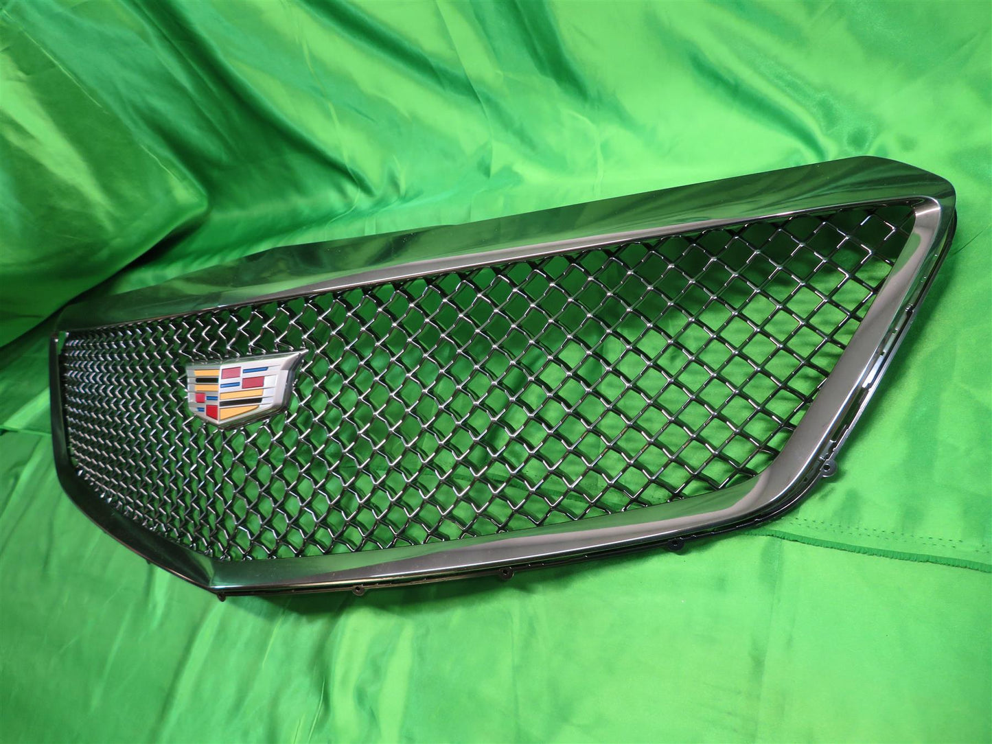 16-19 Genuine Cadillac CTS-V Black Grille w/Surround 23185922