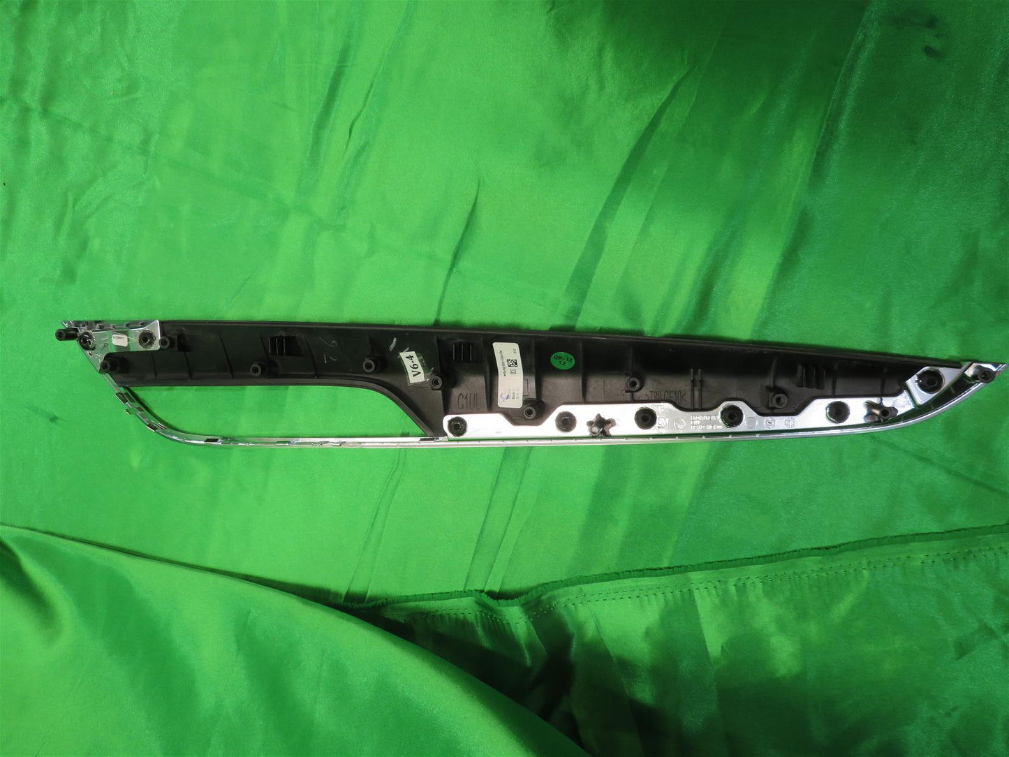 20-23 XT5 Left Front Inner Door Applique 84370890