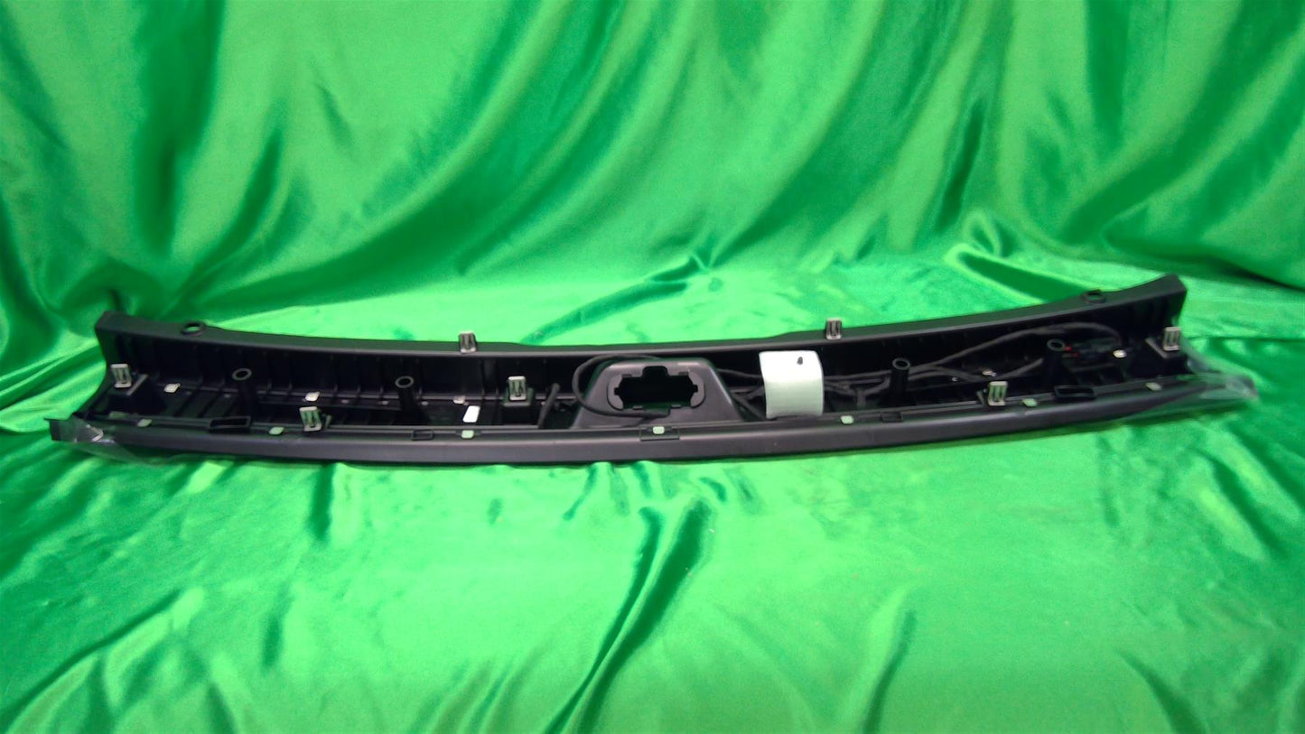 20-22 XT6 Illuminated Cargo Sill Plate 84814812