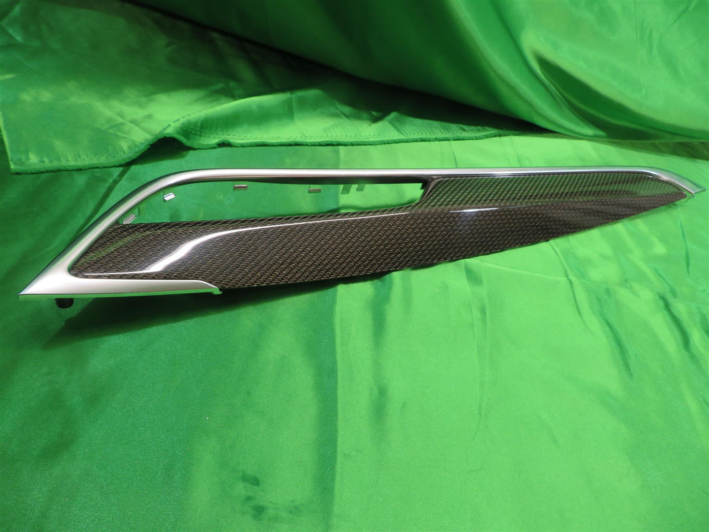 20-23 XT5 Left Front Inner Door Applique 84370890