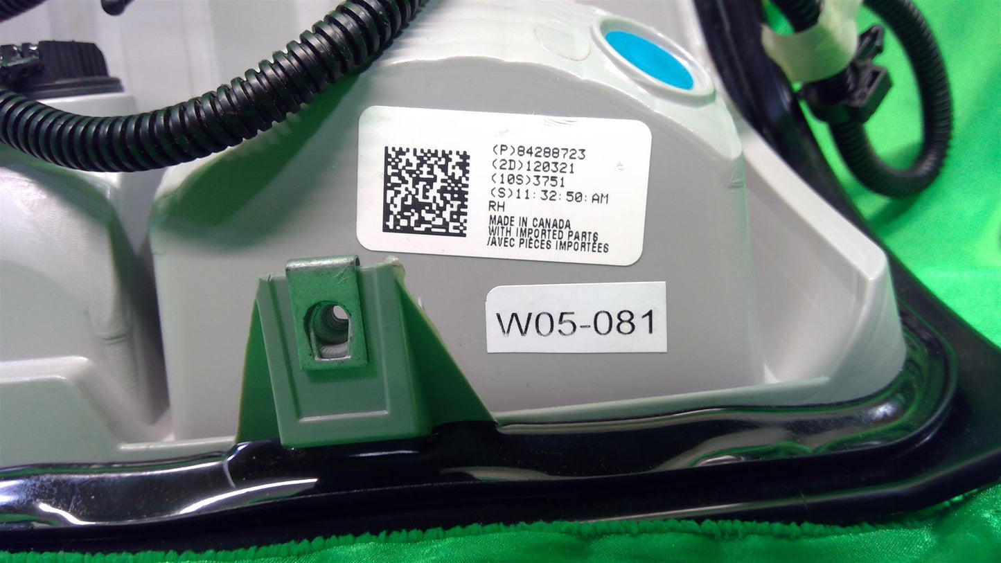 06-19 OEM Chevrolet Silverado Sierra Right Tail Light 84288723