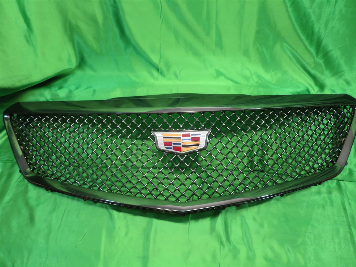 16-19 Genuine Cadillac CTS-V Black Grille w/Surround 23185922