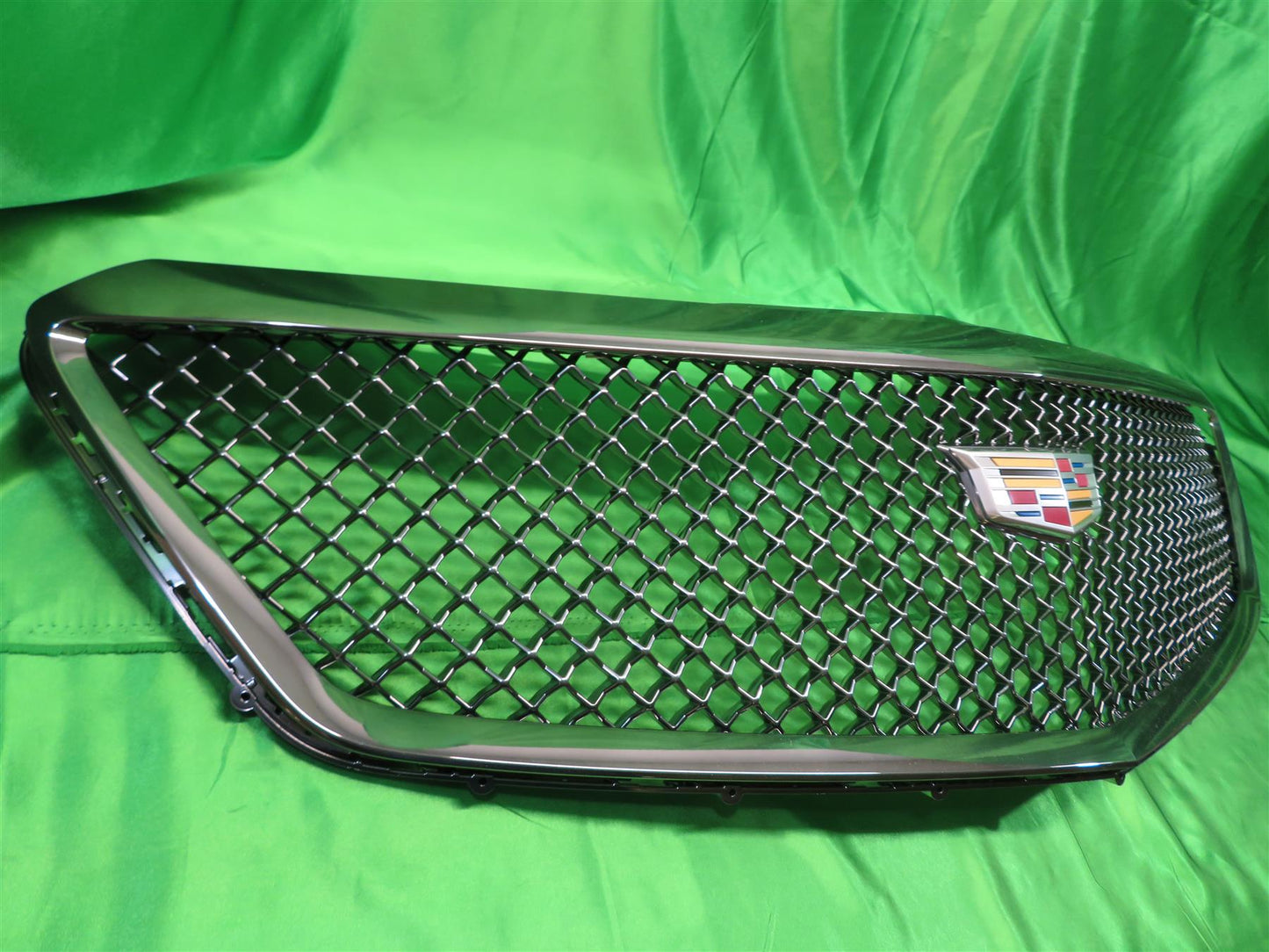 16-19 Genuine Cadillac CTS-V Black Grille w/Surround 23185922