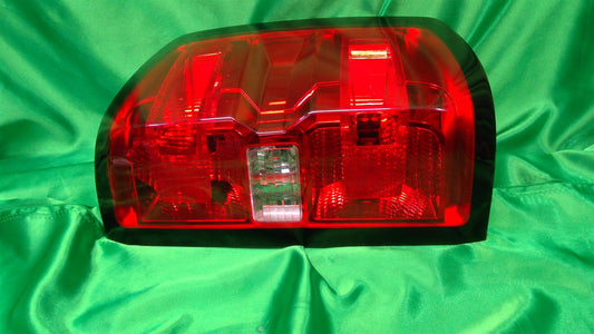 06-19 OEM Chevrolet Silverado Sierra Right Tail Light 84288723